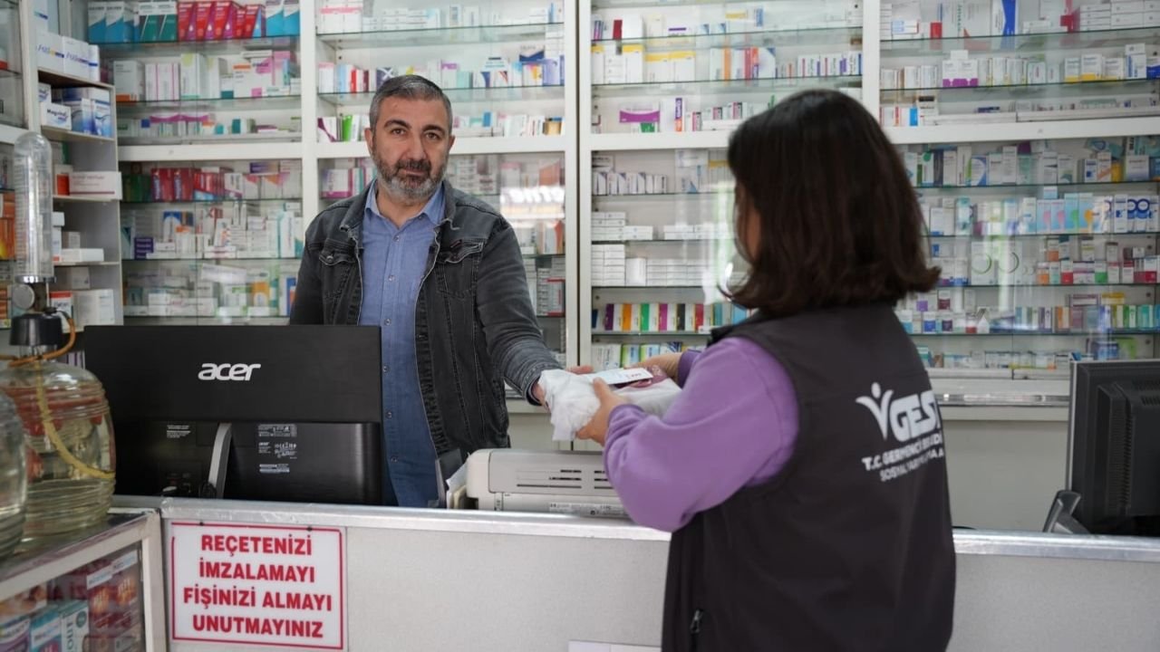 Başkan Zencirci’den Eczane Teknisyenleri'ne Tatlı Jest33