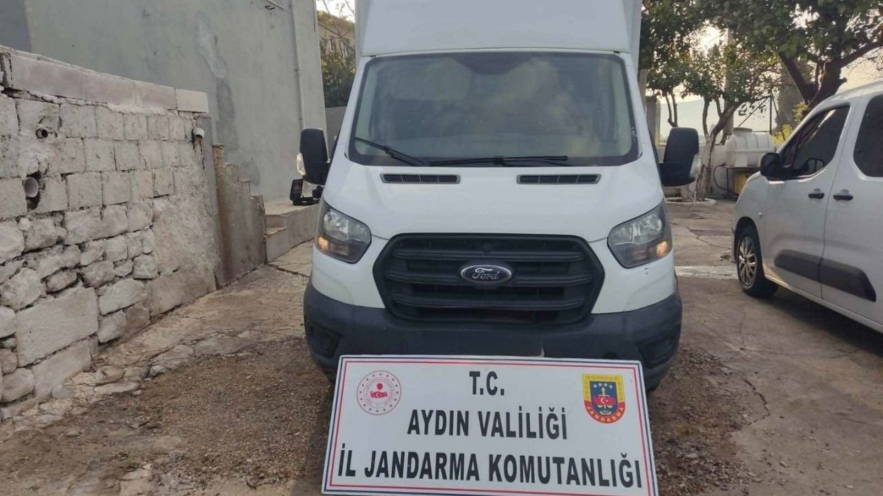 Didim’de kamyonette 39 düzensiz göçmen yakalandı