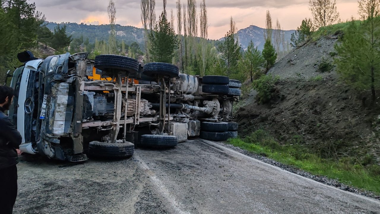 Direksiyon başında can verdi: Kamyon devrildi, sürücü öldü
