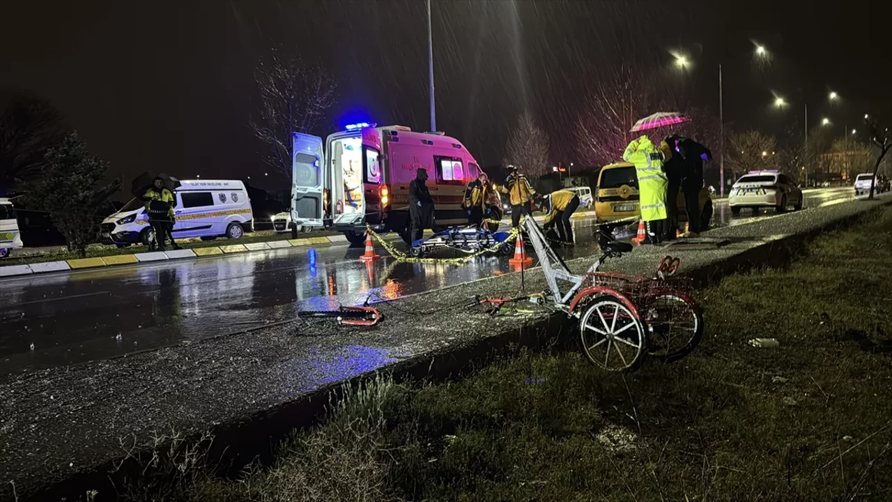 Taksiciyle çarpışan bisiklet sürücüsü öldü