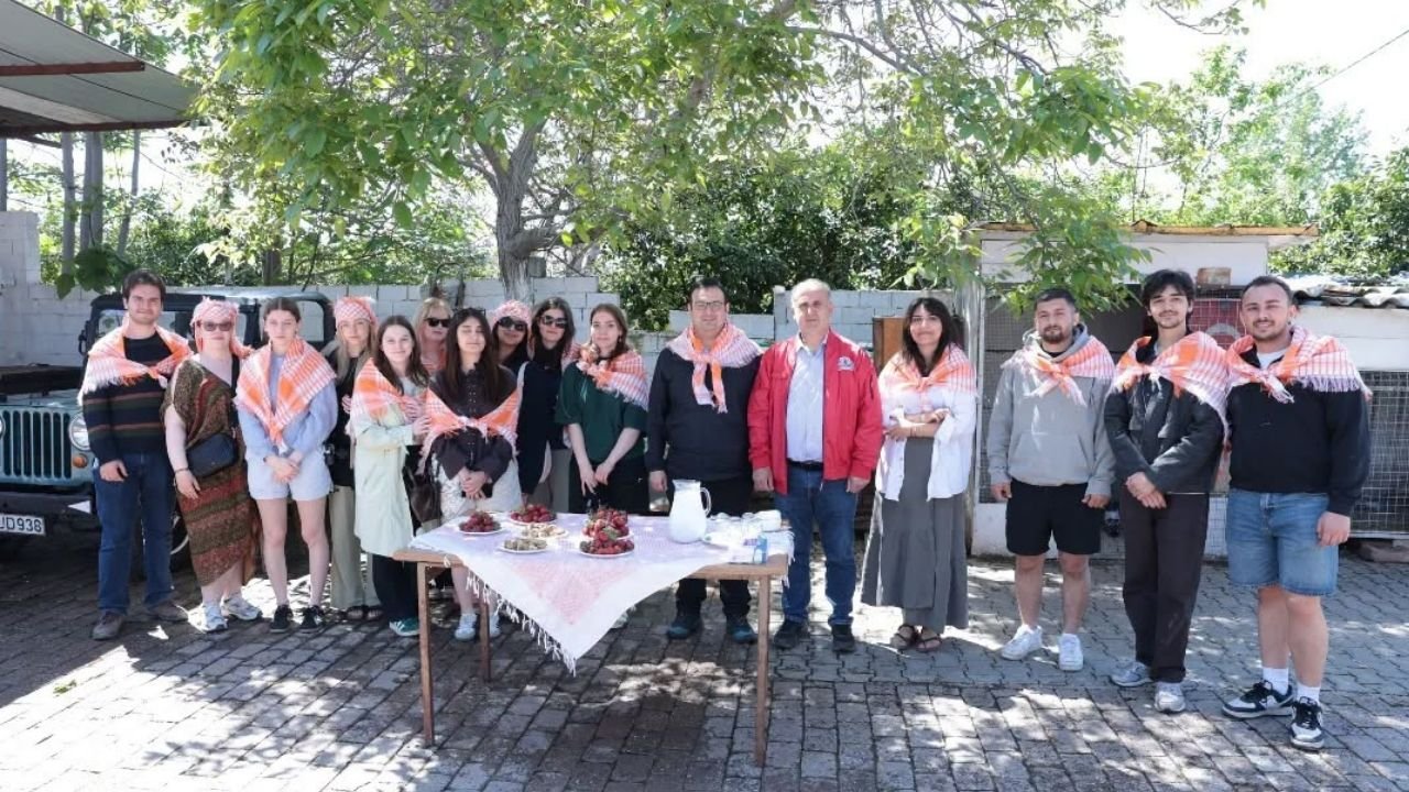 Estonyalı Öğrenciler İncirliova’da Deve Çiftliğini Ziyaret Etti