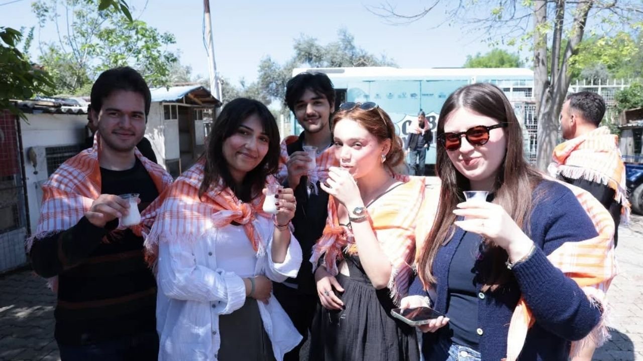 Estonyalı Öğrenciler İncirliova’da Deve Çiftliğini Ziyaret Etti1