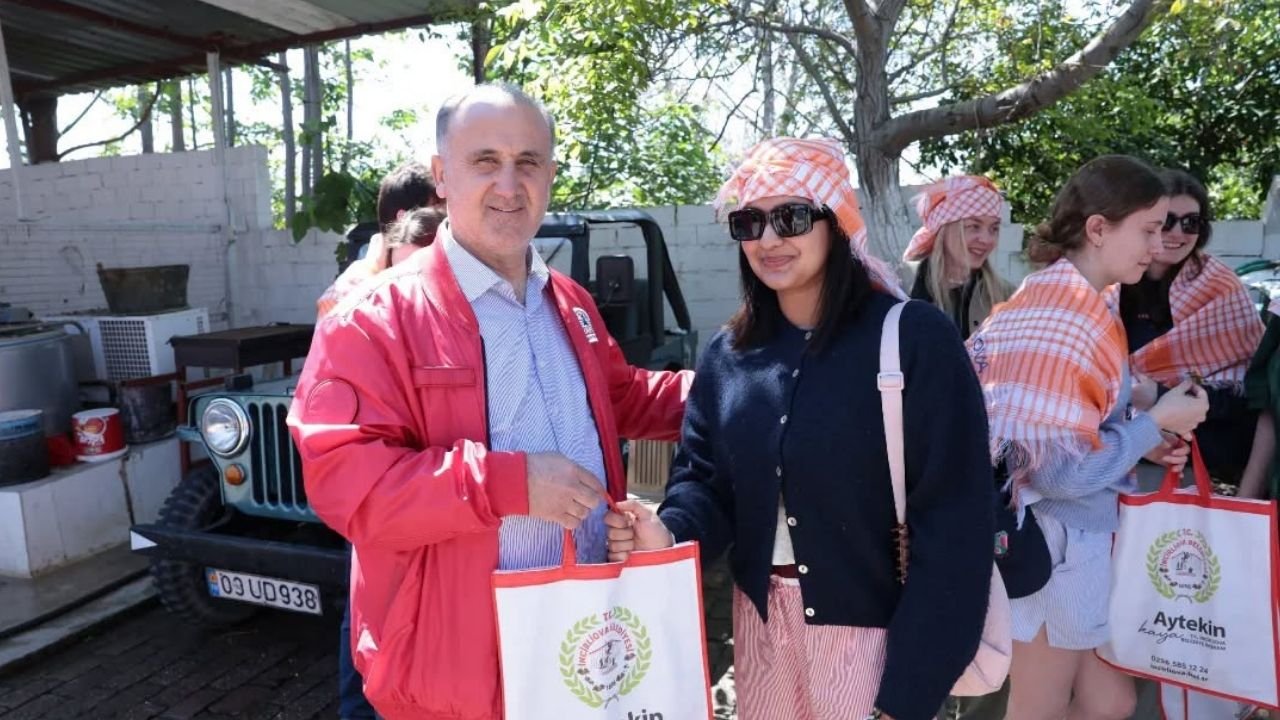 Estonyalı Öğrenciler İncirliova’da Deve Çiftliğini Ziyaret Etti3