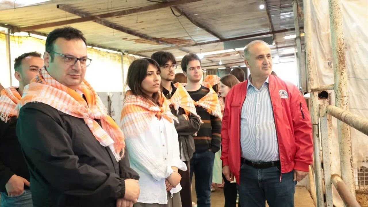 Estonyalı Öğrenciler İncirliova’da Deve Çiftliğini Ziyaret Etti5