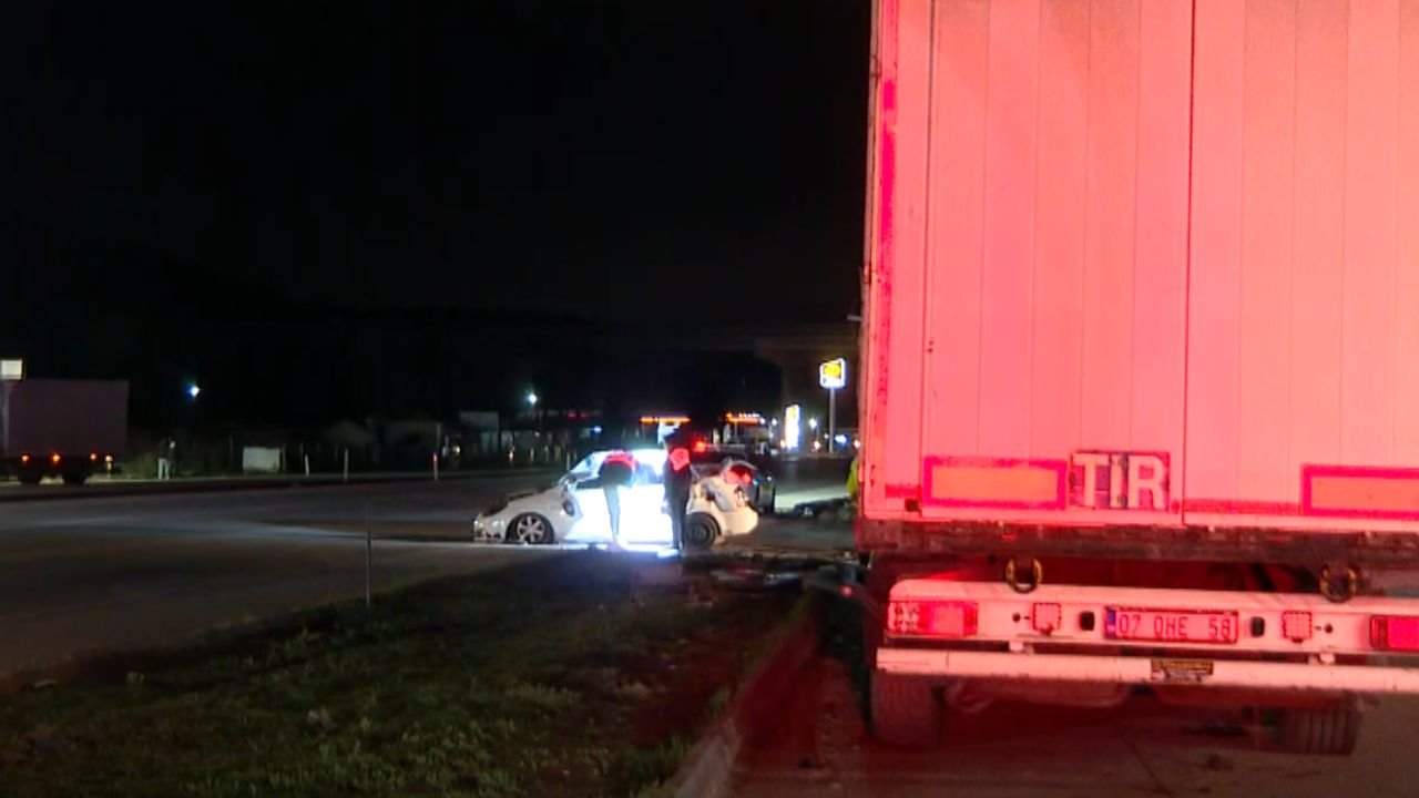 Feci Kaza Otomobil Park Halindeki Tır Sürücüsüne Çarptı1