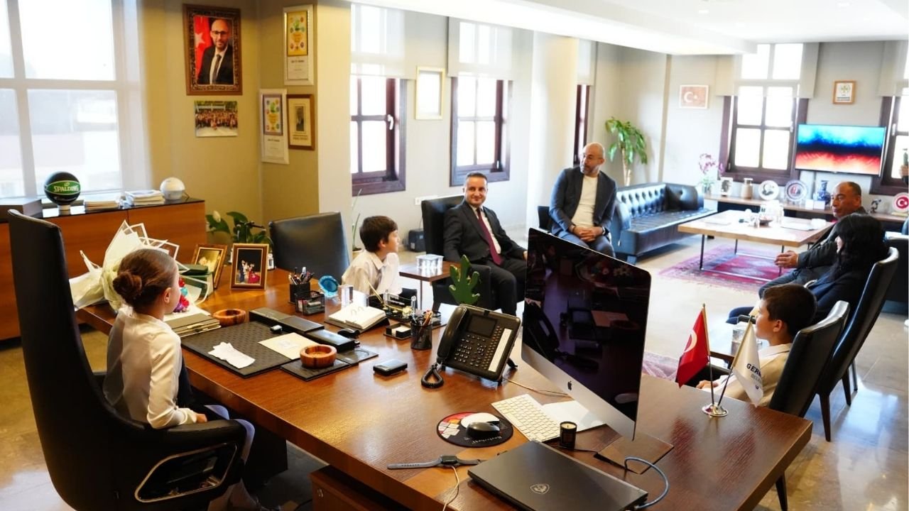 Germencik'te Başkan Zencirci Koltuğu Ve Yetkiyi Çocuklara Devrettiy