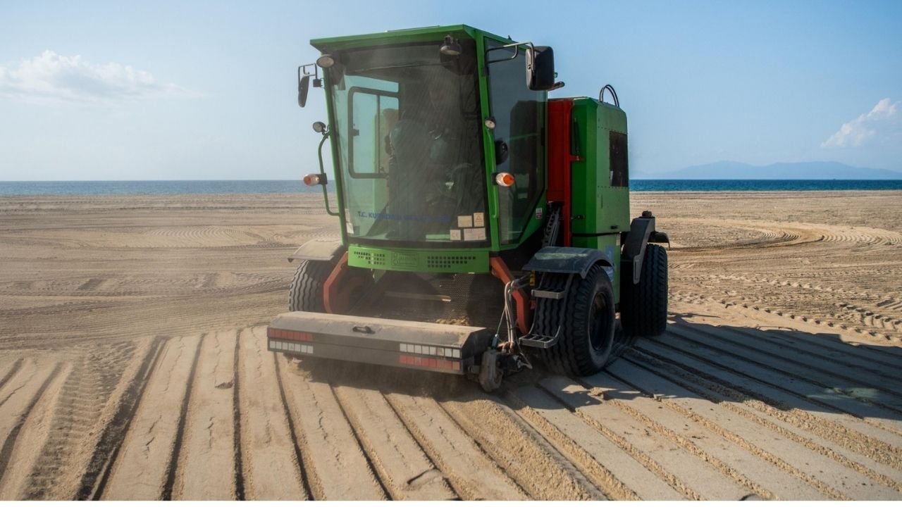 Kuşadası Plajlarında Hummalı Çalışma2