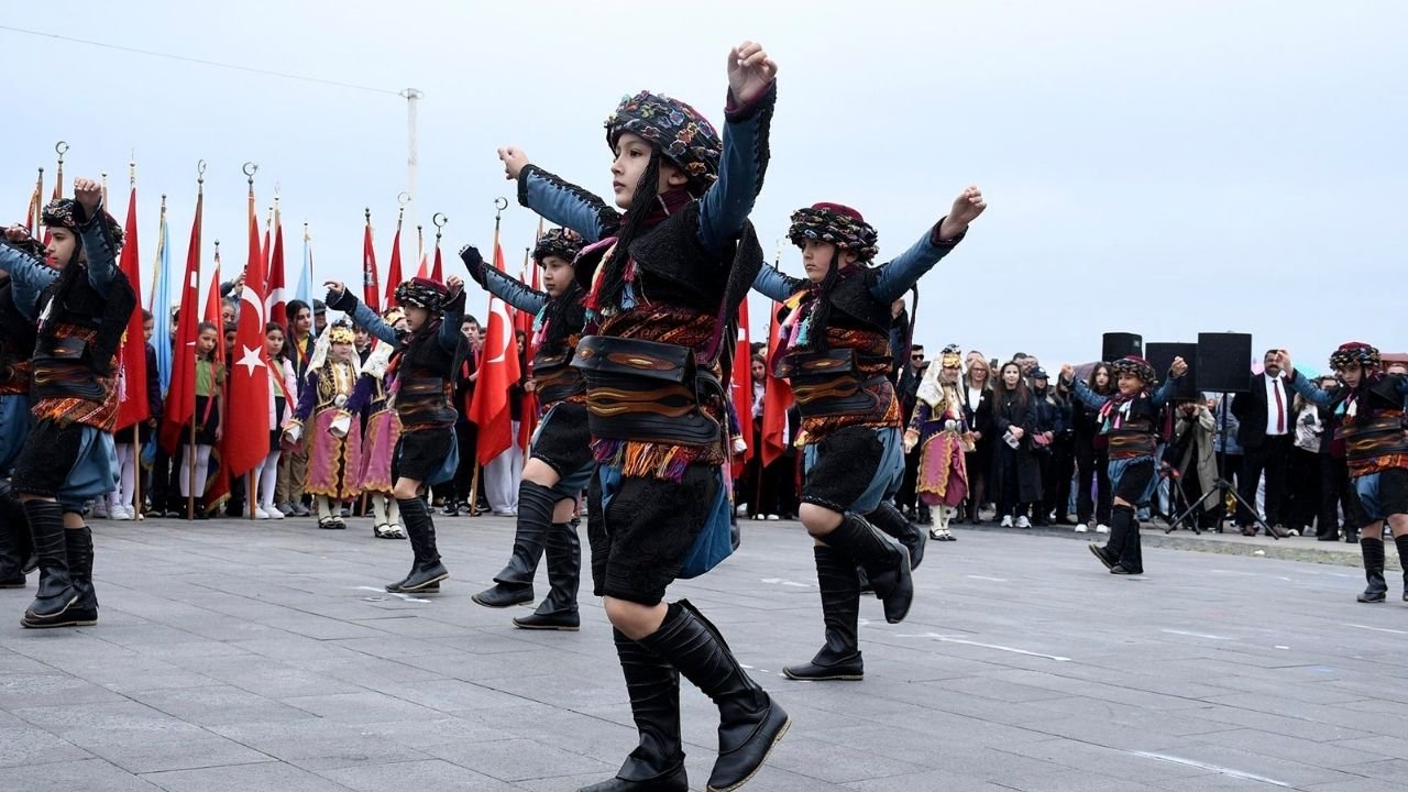 Kuşadası’nda 23 Nisan’da Çocuklardan Görsel Şölen