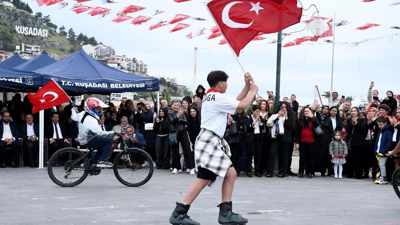 Kuşadası’nda 23 Nisan’da Çocuklardan Görsel Şölen1