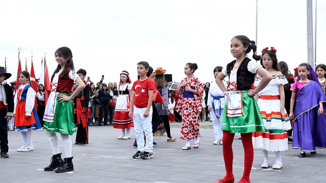 Kuşadası’nda 23 Nisan’da Çocuklardan Görsel Şöleng