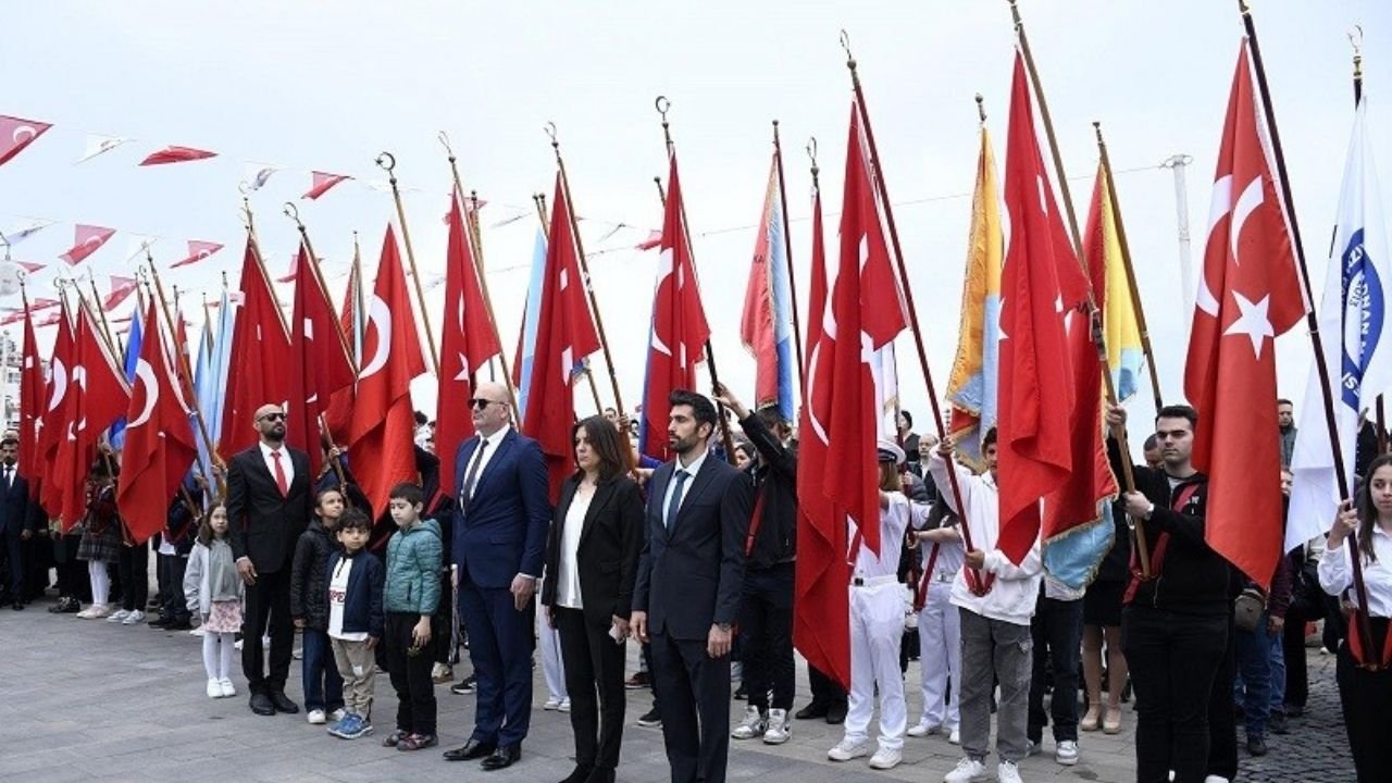 Kuşadası’nda 23 Nisan’da Çocuklardan Görsel Şölengg