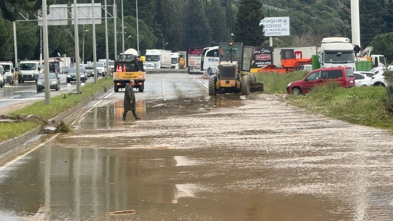 Söke’de Şiddetli Yağış Sonrası Istinat Duvarı Çöktü