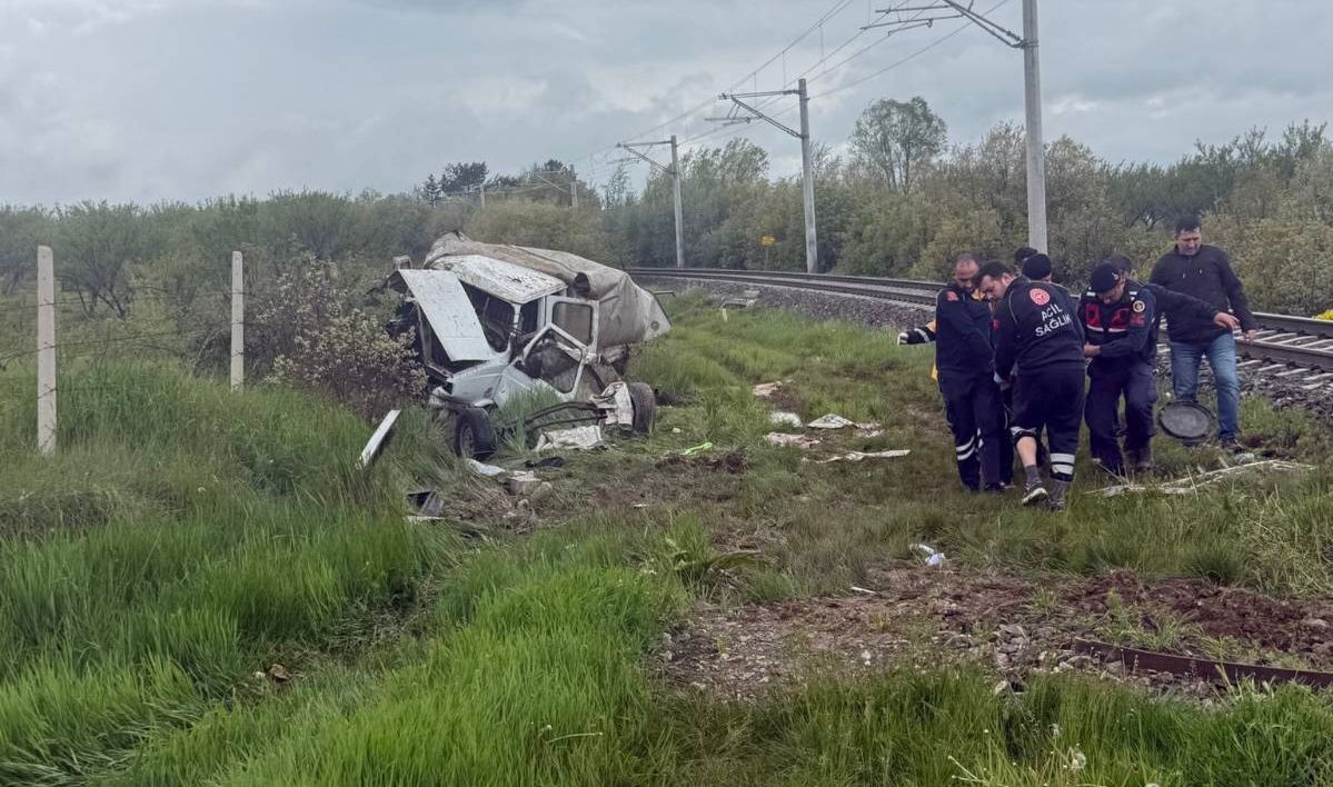 Tren kamyoneti biçti: 1 ölü, 3 yaralı