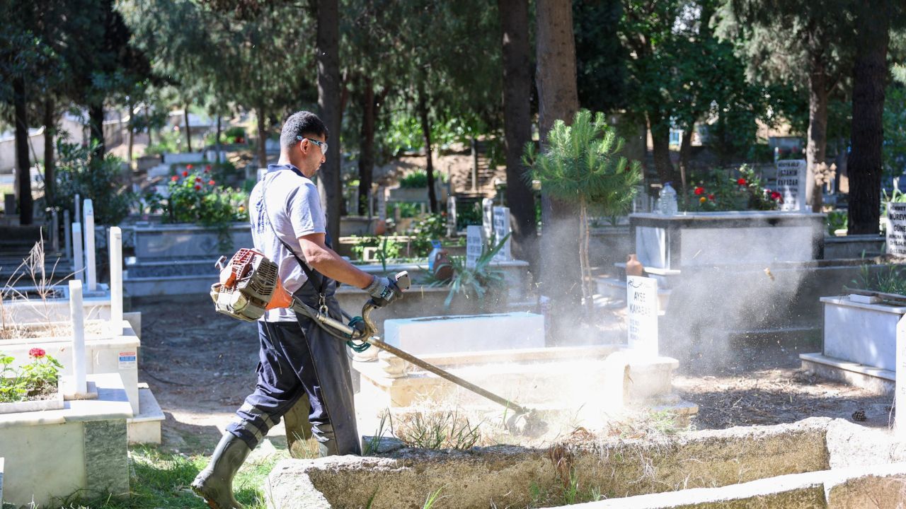 Aydın’da Mezarlıklar Bayrama Hazır2