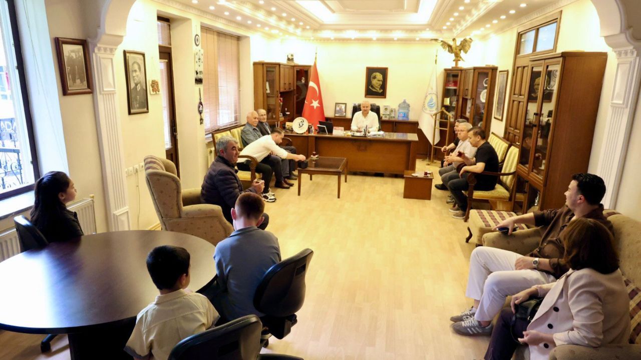 Başkan Kıvrak Bayram Sevincini Hemşehrileriyle Paylaştı1