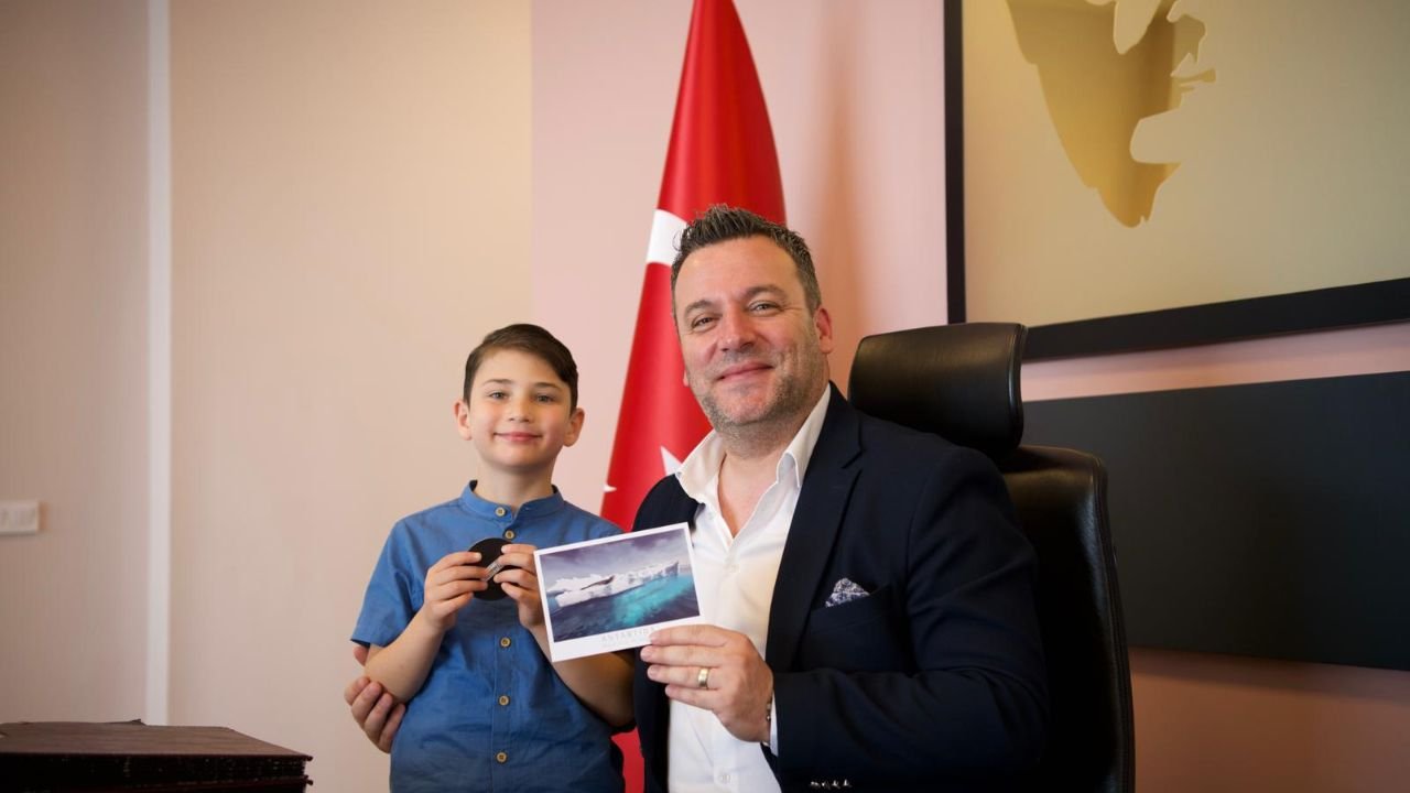 Başkan Vekili Demirtaş Minik Kaşifi Ağırladı