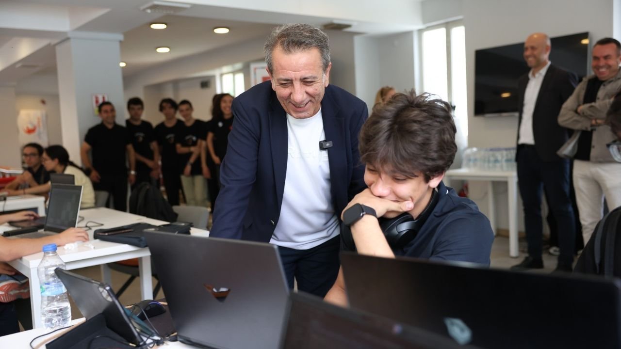 Başkan Yetişkin Genç Yazılımcılarla Finalde Buluştu2