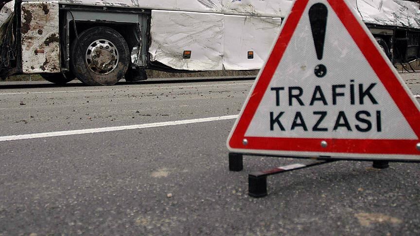 Çarpışan 2 otomobildeki 6 kişi yaralandı