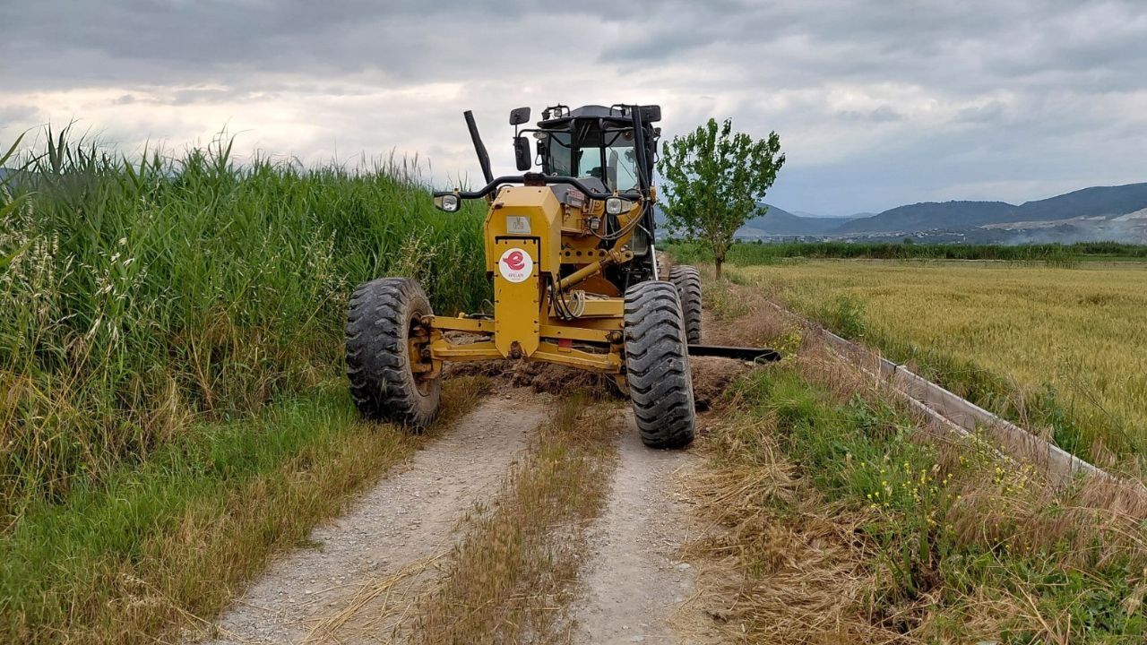 Efeler’de Kırsal Mahallelerde Yol Mesaisi Sürüyor
