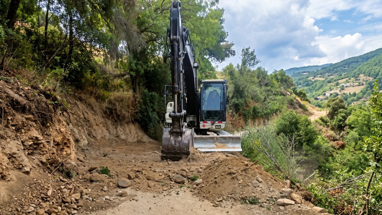 Efeler’de Kırsal Mahallelerde Yol Mesaisi Sürüyor1