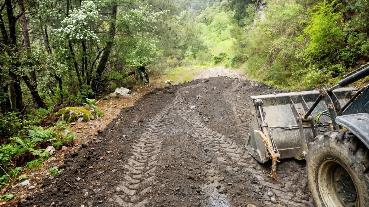 Efeler’de Kırsal Mahallelerde Yol Mesaisi Sürüyor2