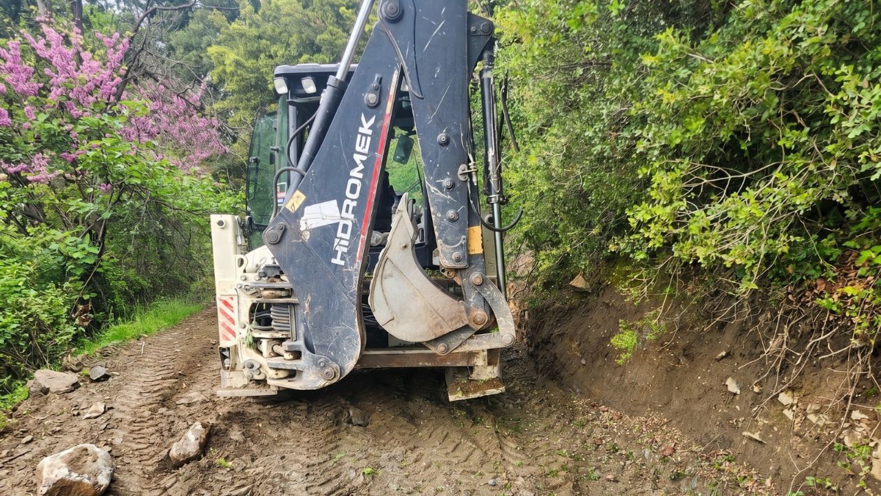 Efeler’de Kırsal Mahallelerde Yol Mesaisi Sürüyor4