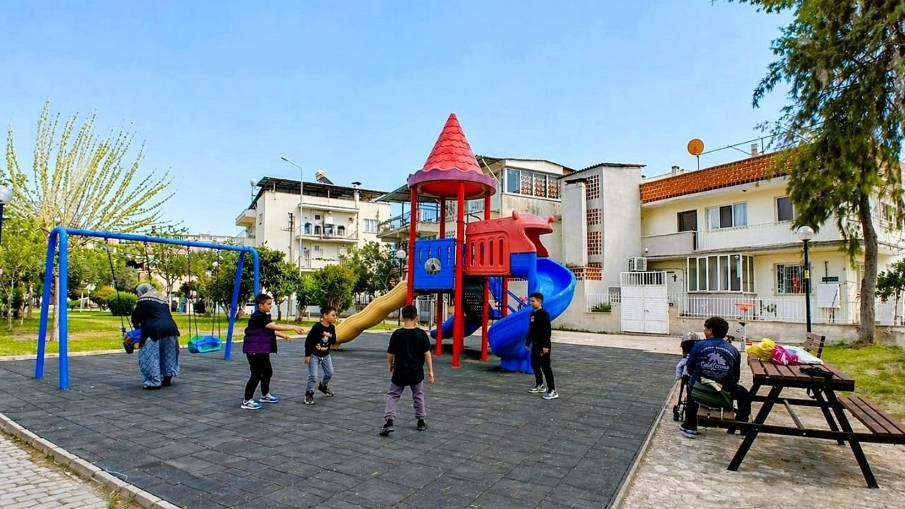 Efeler’de Parklar Yenileniyor, Yeşil Alanlar Canlanıyor