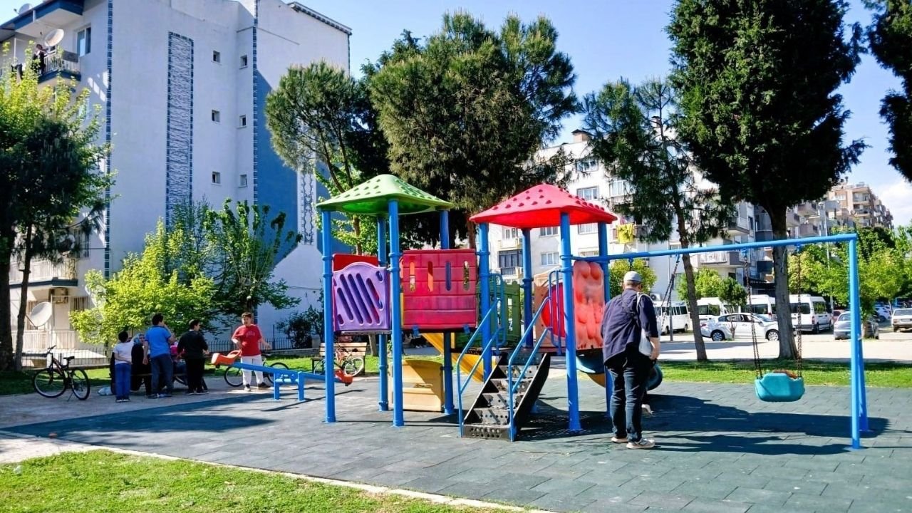 Efeler’de Parklar Yenileniyor, Yeşil Alanlar Canlanıyor3