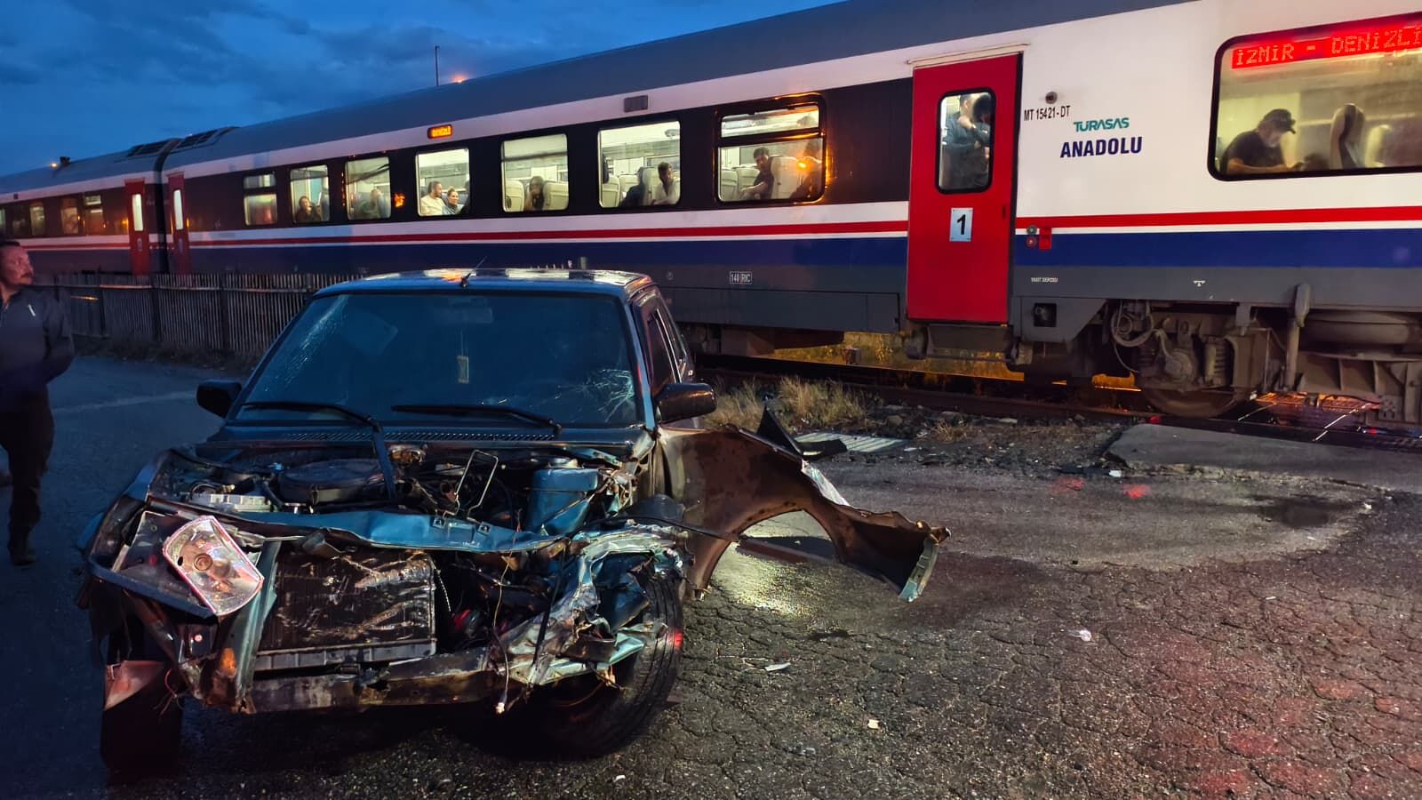 Nazilli'de mucize kurtuluş: Tren otomobile çarptı