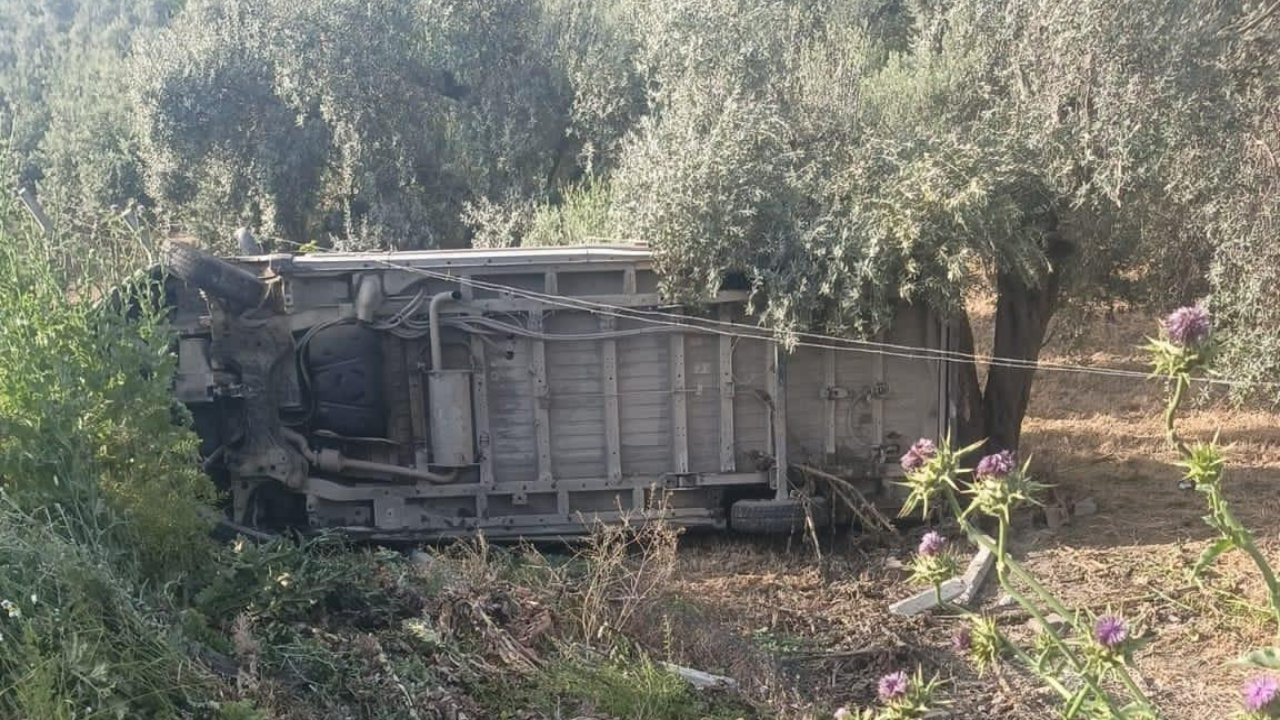 Can pazarı yaşandı: İşçi servisi tarlaya savruldu, 12 yaralı