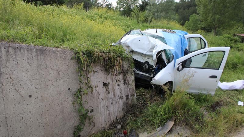 Korkunç kaza: Araç istinat duvarına çarptı, 3 ölü