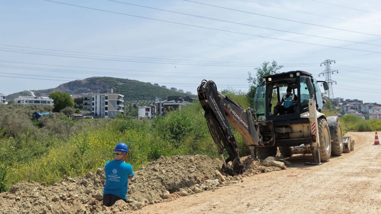 Kuşadası İkiçeşmelik’te Aski̇ Içme Suyu Hattını Yeniliyor