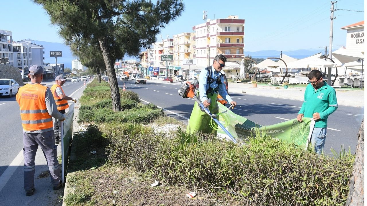 Kuşadası’nda Bayram Öncesi Temizlik Ve Peyzaj Seferberliği