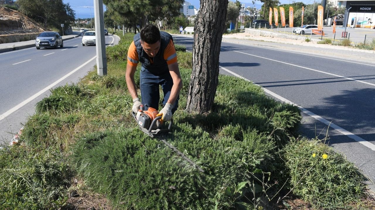 Kuşadası’nda Bayram Öncesi Temizlik Ve Peyzaj Seferberliği3