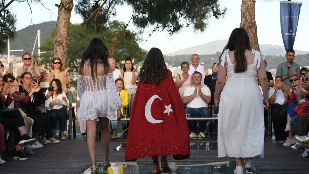 Kuşadası’nda Kadın Emeği Defilesi'ne Yoğun Ilgi50