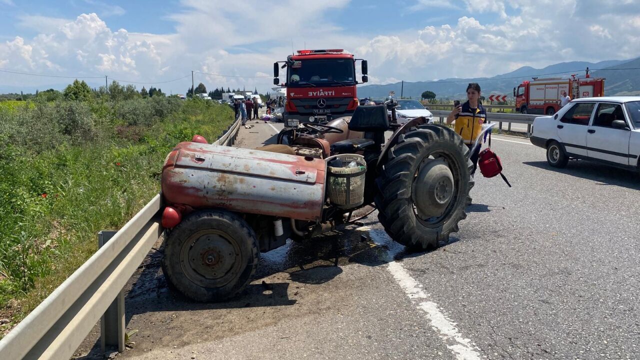 Feci kaza: Minibüs traktöre çarptı, 1 kişi öldü, 3 kişi yaralandı