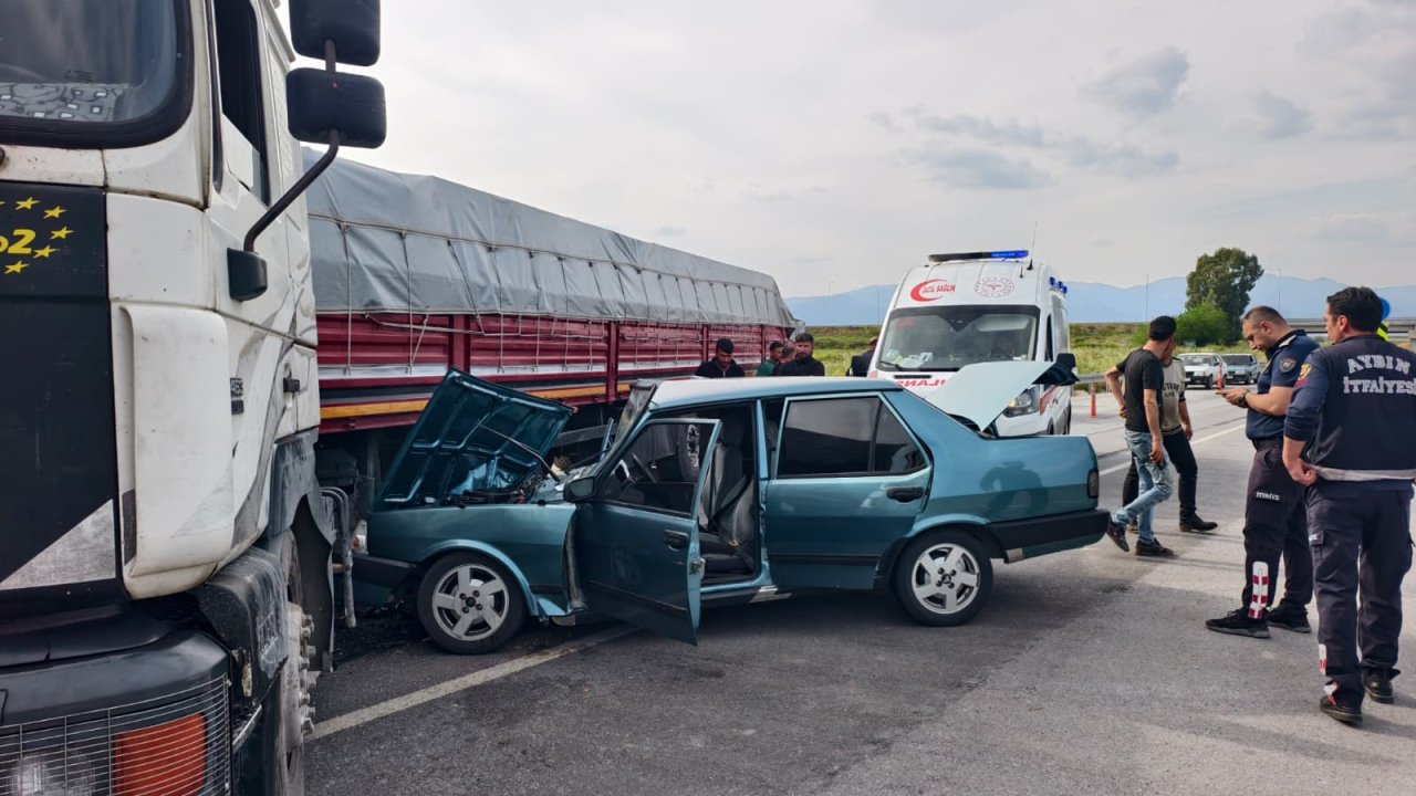 Nazilli'de Feci Kaza Otomobil Tıra Ok Gibi Saplandı 2