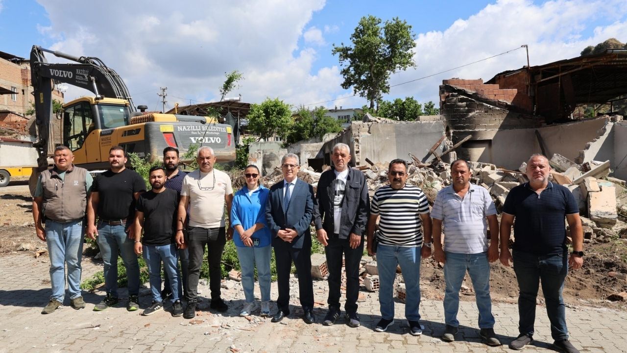 Nazilli’de Tehlike Saçan 25’Inci Metruk Bina Yıkıldı