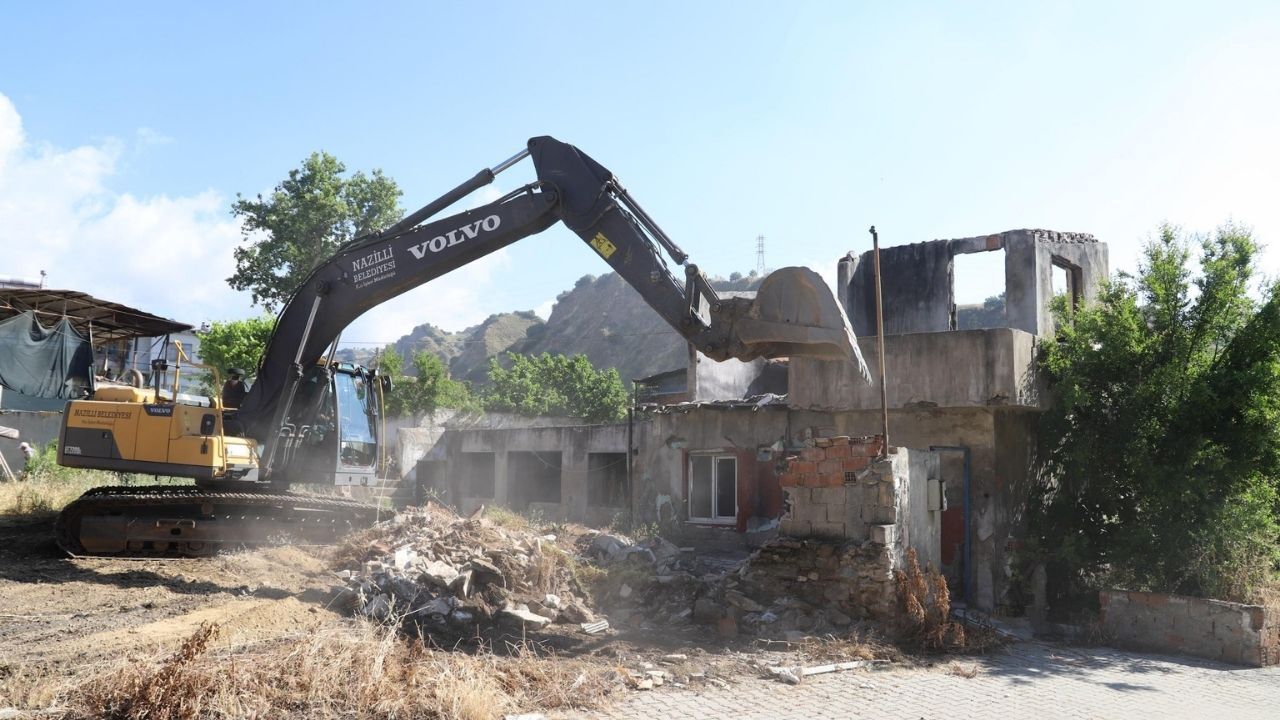 Nazilli’de Tehlike Saçan 25’Inci Metruk Bina Yıkıldı5