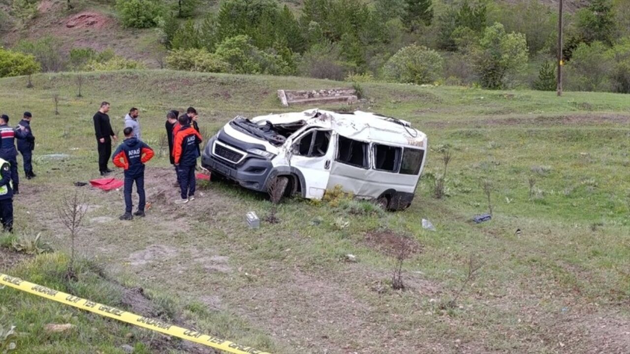 Öğrenci Servisi Devrildi 3 Ölü 7 Yaralı 2