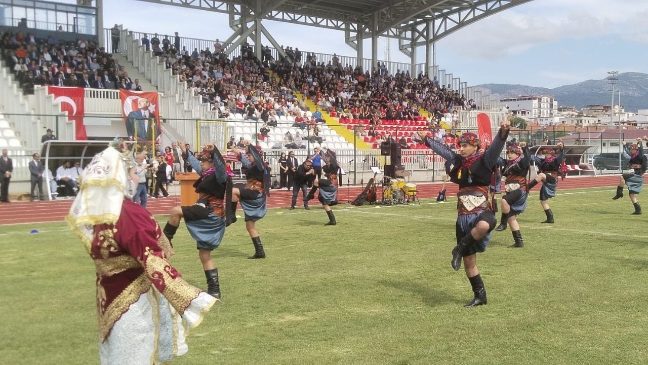 Söke’de 19 Mayıs Coşkusu Yeni Stadyumda Yaşandı