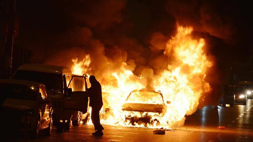 Yanan otomobilde can verdiler: 2 ölü, 3 yaralı