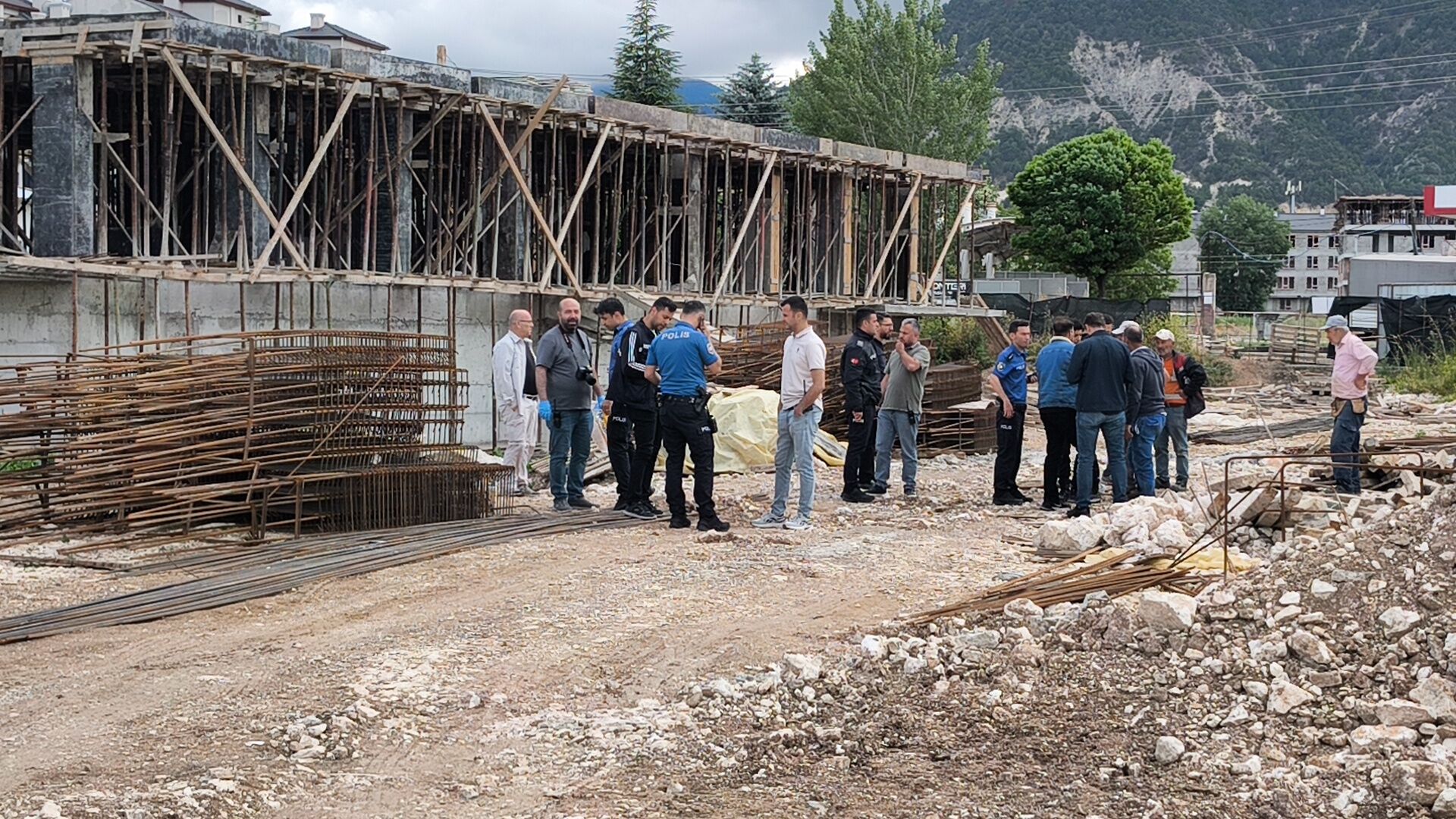 İnşaatta dehşet anları: Çöken iskele 2 işçinin hayatına mal oldu