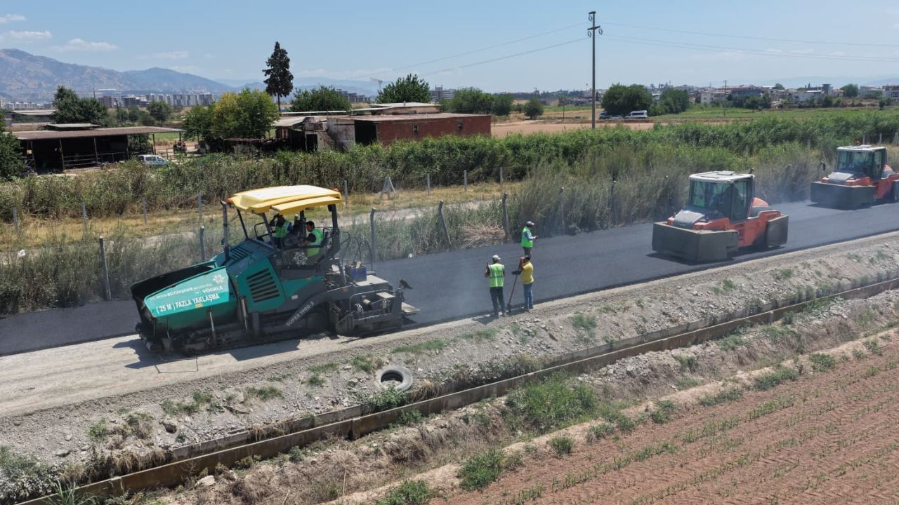 Aydın’da Yol Mesaisi Hız Kesmedi“Çalışmalar 17 Ilçeye Yayıldı”