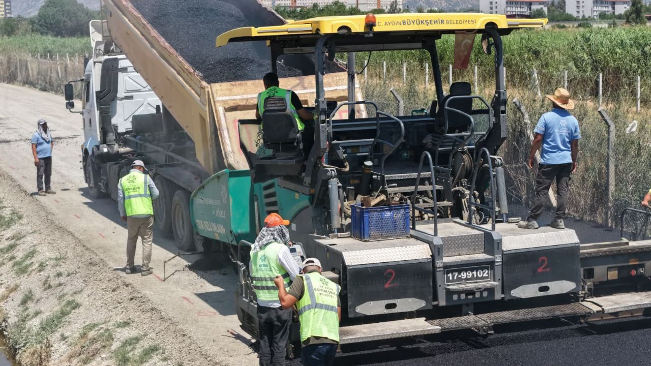 Aydın’da Yol Mesaisi Hız Kesmedi“Çalışmalar 17 Ilçeye Yayıldı”1