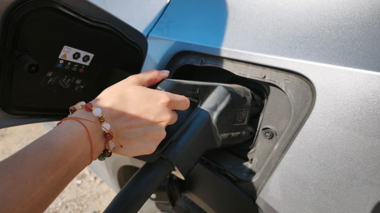 Efeler’de Otoparklarda Şarj Dönemi Başladı