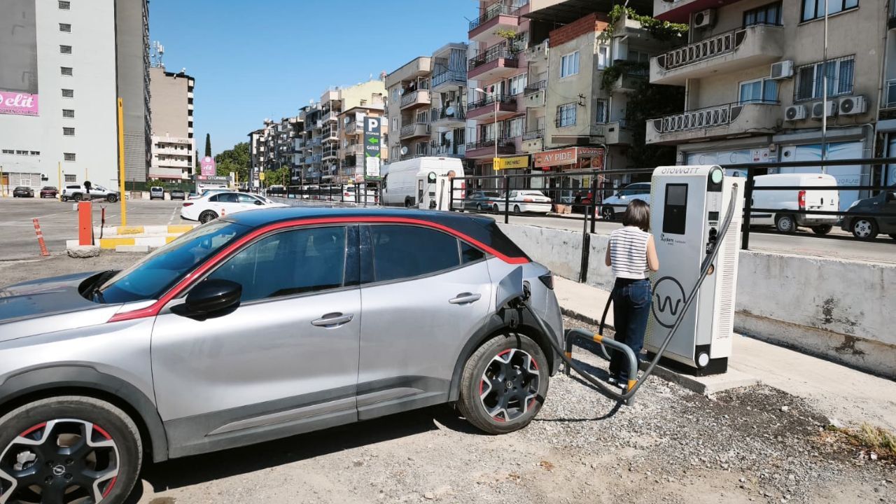 Efeler’de Otoparklarda Şarj Dönemi Başladı3