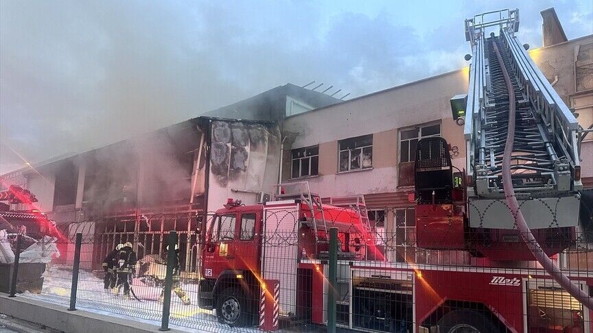 Alevlerin içine girdi, şehit olarak döndü