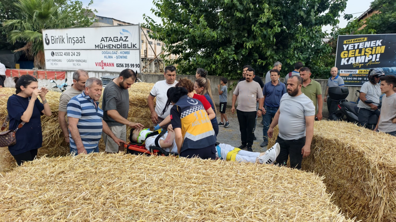 Nazilli'de Sıradışı Kaza: Üzerine Saman Balyası Düşen Yaya Yaralandı