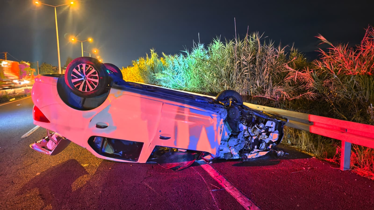 Nazilli’de trafik kazası: Aydınlatma direğine çarpan otomobil takla attı